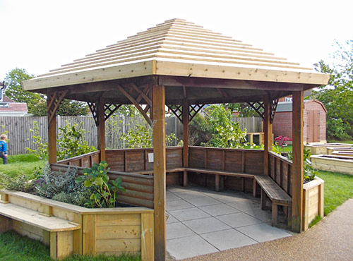 Seating--Shelter-with-planting
